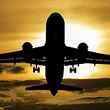 Βρετανία | Οι αερομεταφορείς αντιδρούν στο σχέδιο της κυβέρνησης: "Μόνο οι πλούσιοι θα μπορούν να ταξιδεύουν στο εξωτερικό"